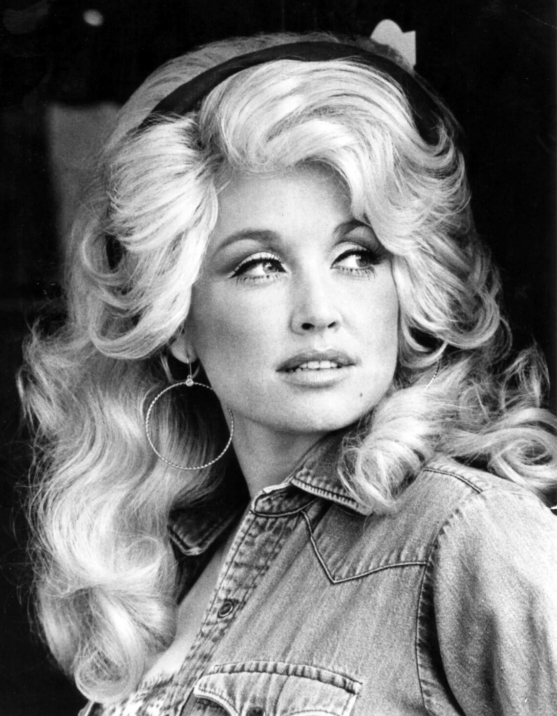 Picture of Dolly Parton in black and white from 1977