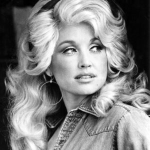 Picture of Dolly Parton in black and white from 1977